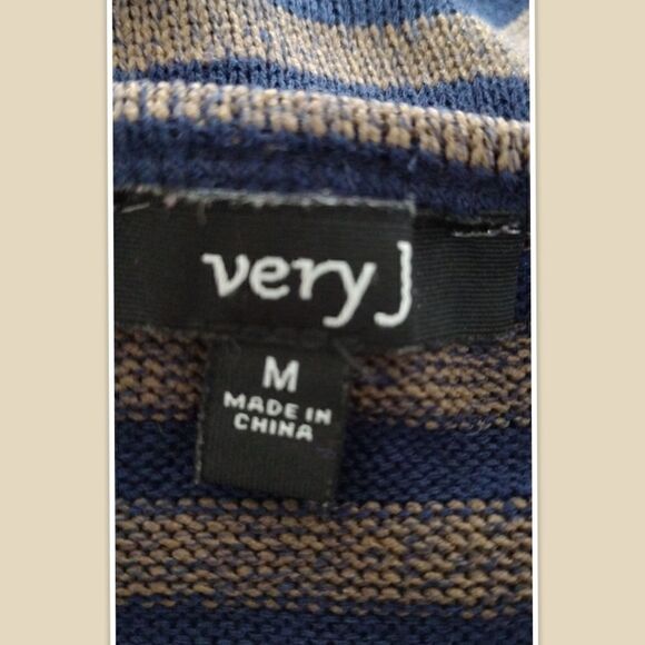 Very J Light Weight Hi Low Hemline Sweater Size Medium. Color Is Navy Blue And T - Picture 4 of 4